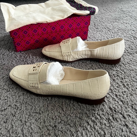 Tory Burch Cream Croc Embossed Loafers - Picture 4 of 9
